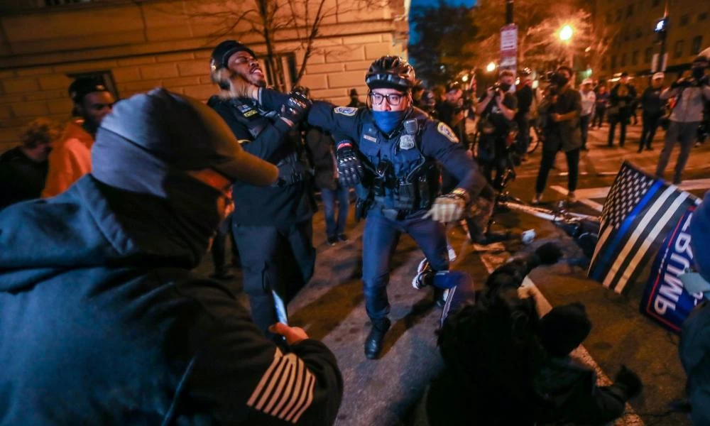 4 μαχαιρωμένοι, 23 συλλήψεις μετά από συγκρούσεις Proud Boys & Antifa στην Ουάσιγκτον